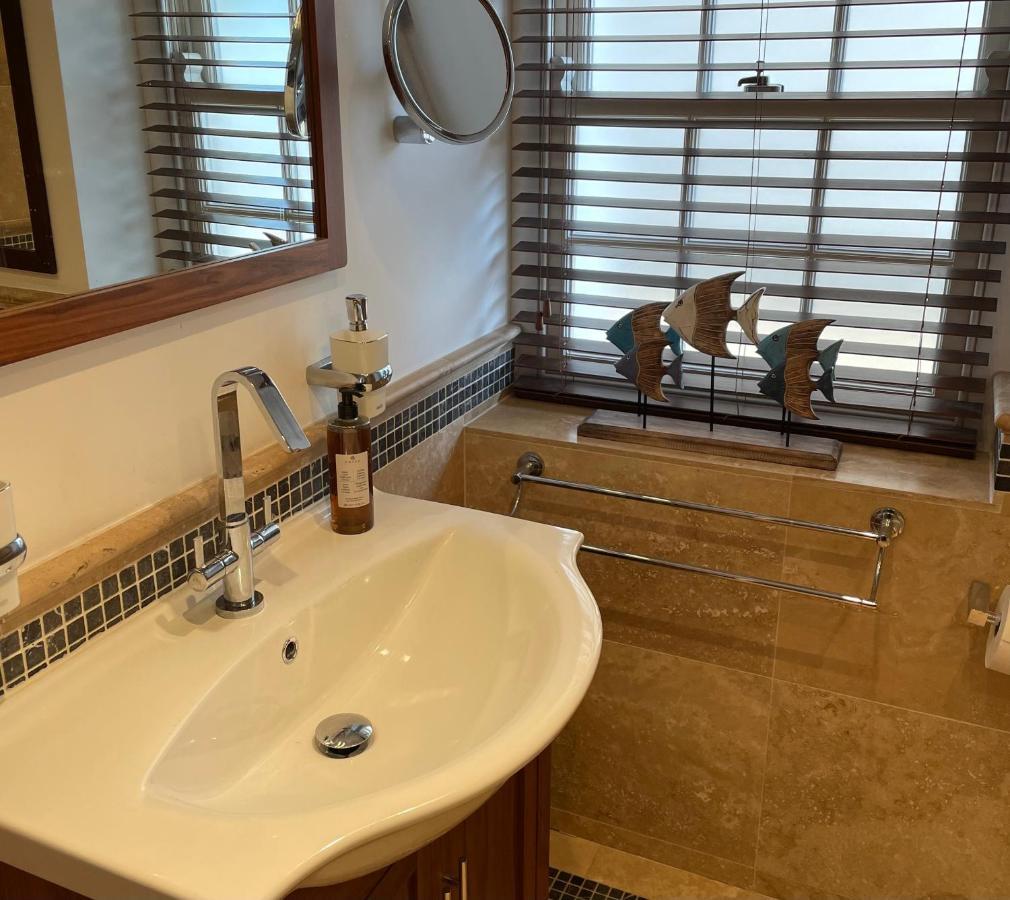 Stunning 2-Bed-2Bath Apt In Whitby With Parking Daire Dış mekan fotoğraf
